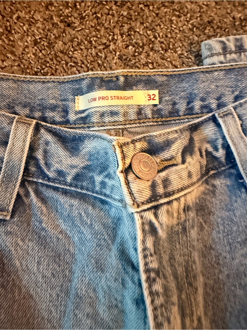 Levi’s Low Pro Straight Jeans Size 32 Light Wash Y2K 90s Relaxed Denim.
